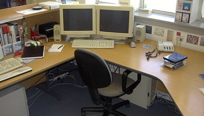 een bureau in een kantoor