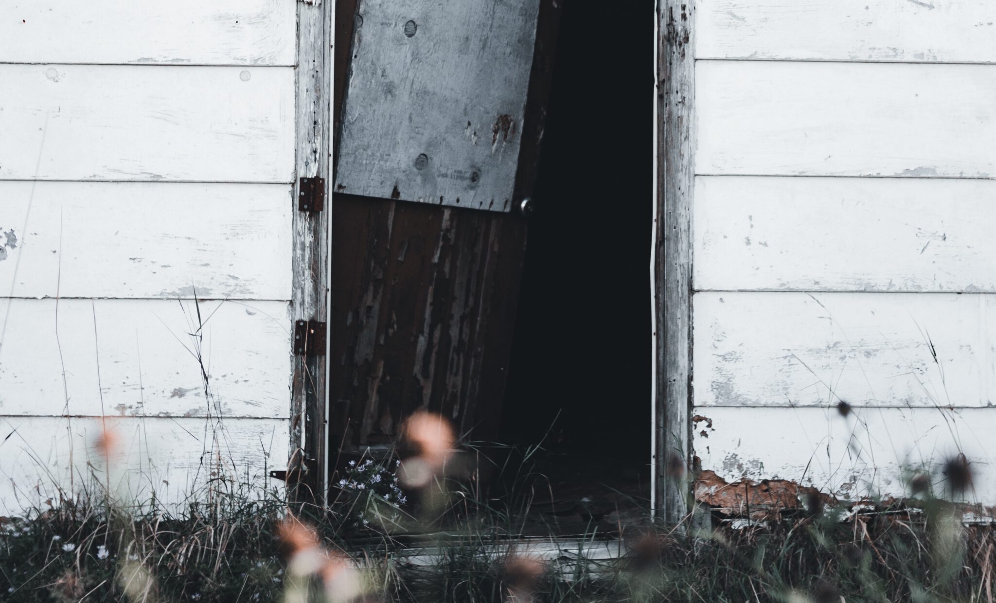 Hoe zeg je "met de deur in huis vallen" in het Engels?