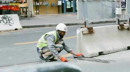 Hoe zeg je "wegens werkzaamheden" in het Engels?